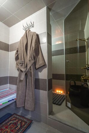 Shower, hair dryer, towels, soap - Dar Mawati in Marrakech, exclusive guesthouse with breakfast included (Marrakech)