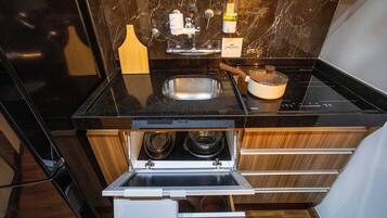 Apartamento | Cozinha privada | Micro-ondas, cooktop