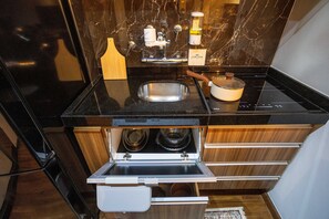 Apartamento | Cozinha privada | Micro-ondas, cooktop