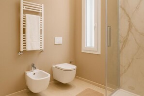 Haartrockner, Handtücher, Seife, Toilettenpapier