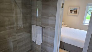 Classic Double Room, Garden View | Bathroom | Designer toiletries, hair dryer, slippers, towels - Misty Bay (Dawros)