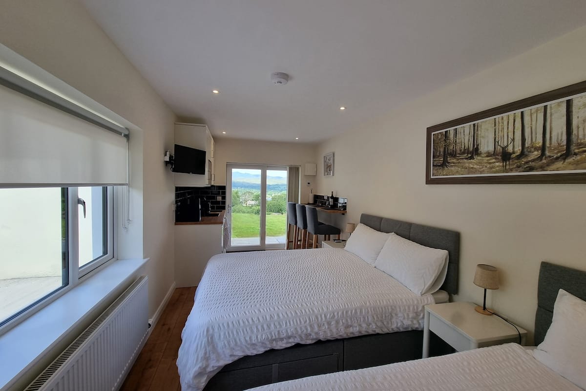 Estúdio clássico, várias camas, varanda, vista para a montanha | Cortinas blackout, ferros/tábuas de passar roupa, Wi-Fi de cortesia