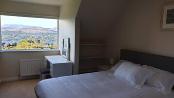 Habitación triple clásica, varias camas, para no fumadores, vista a la montaña | Cortinas blackout, tabla de planchar con plancha y wifi gratis