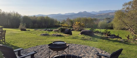 Estudio clásico, varias camas, patio, vista a la montaña | Vista a la montaña
