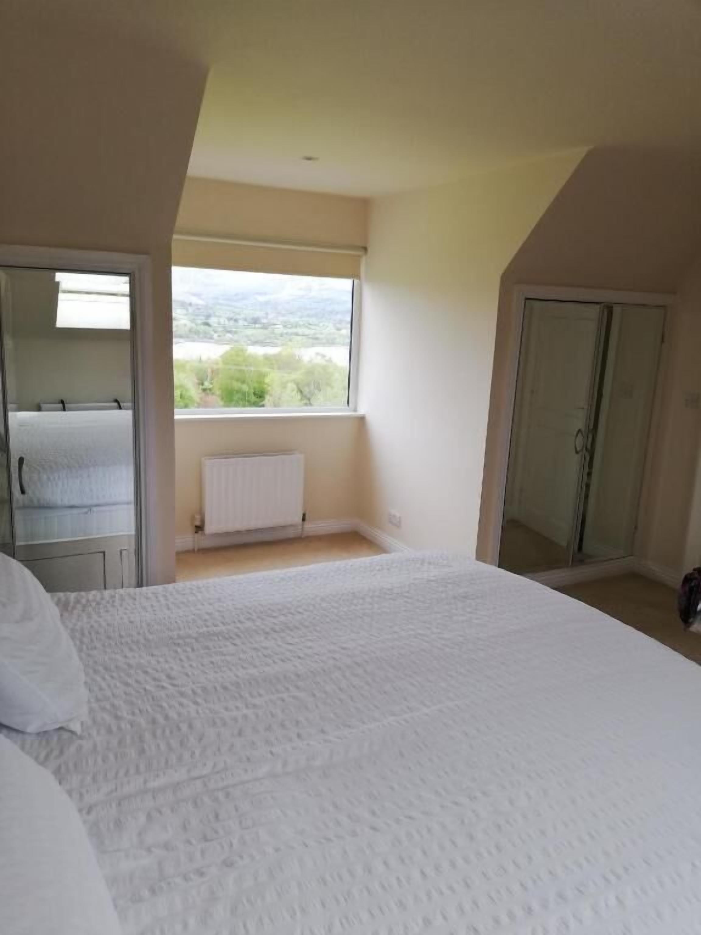 Quarto triplo clássico, várias camas, para não fumantes, vista para a montanha | Cortinas blackout, ferros/tábuas de passar roupa, Wi-Fi de cortesia