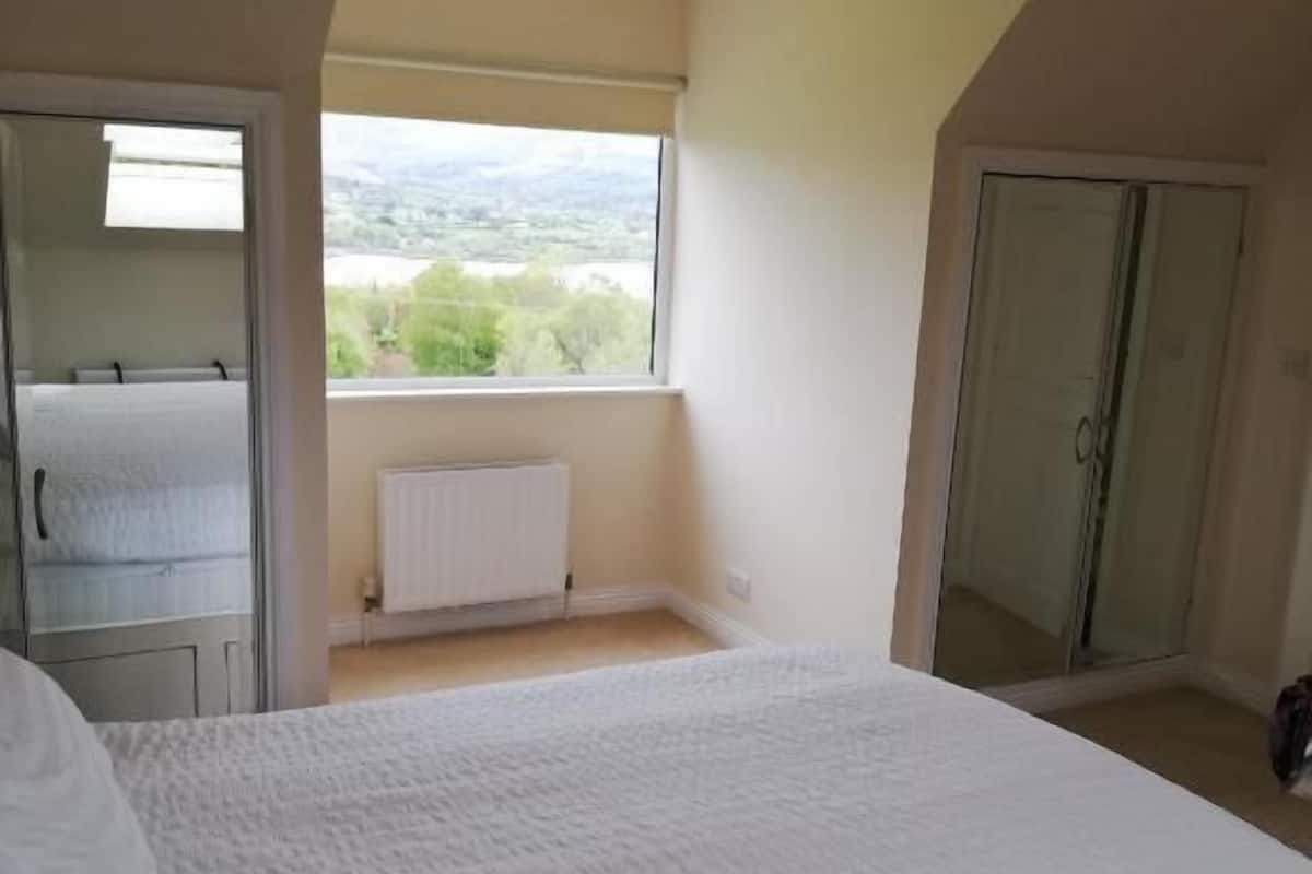 Quarto triplo clássico, várias camas, para não fumantes, vista para a montanha | Cortinas blackout, ferros/tábuas de passar roupa, Wi-Fi de cortesia