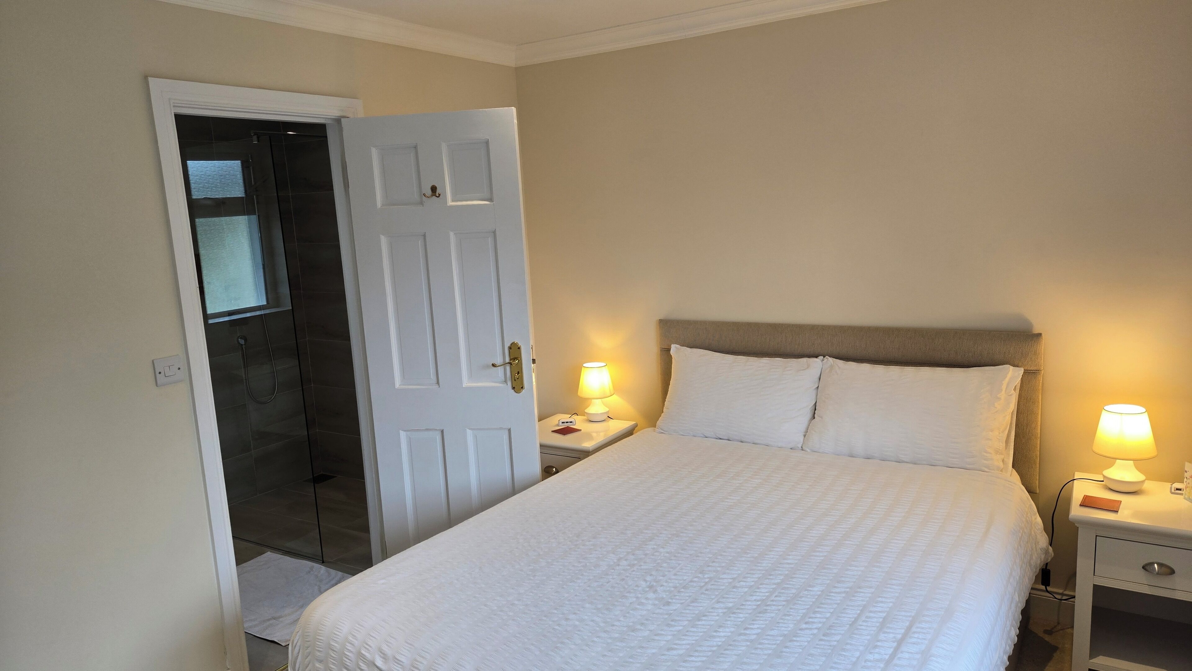 Quarto casal clássico, vista para o jardim | Cortinas blackout, ferros/tábuas de passar roupa, Wi-Fi de cortesia