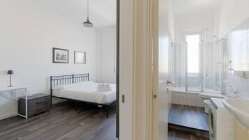Een haardroger, een bidet, handdoeken, toiletpapier
