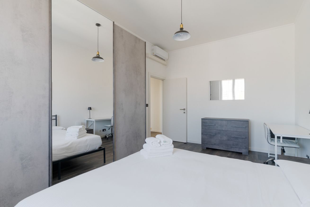 2 slaapkamers, een bureau, een strijkplank/strijkijzer