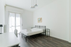 2 chambres, bureau, fer et planche à repasser