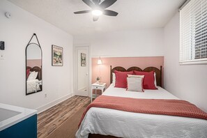 Desk, free WiFi, bed sheets - Heron`s Nest of South Haven (South Haven)