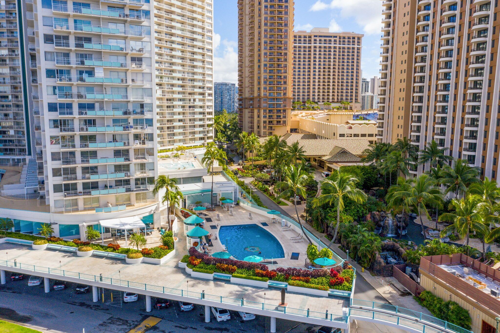 Outdoor pool, pool umbrellas, sun loungers