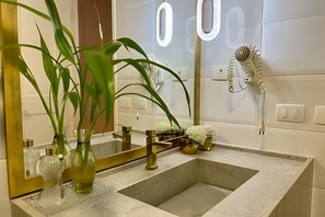 Apartamento básico | Banheiro | Chuveiro, produtos de toalete grátis, secador de cabelo 