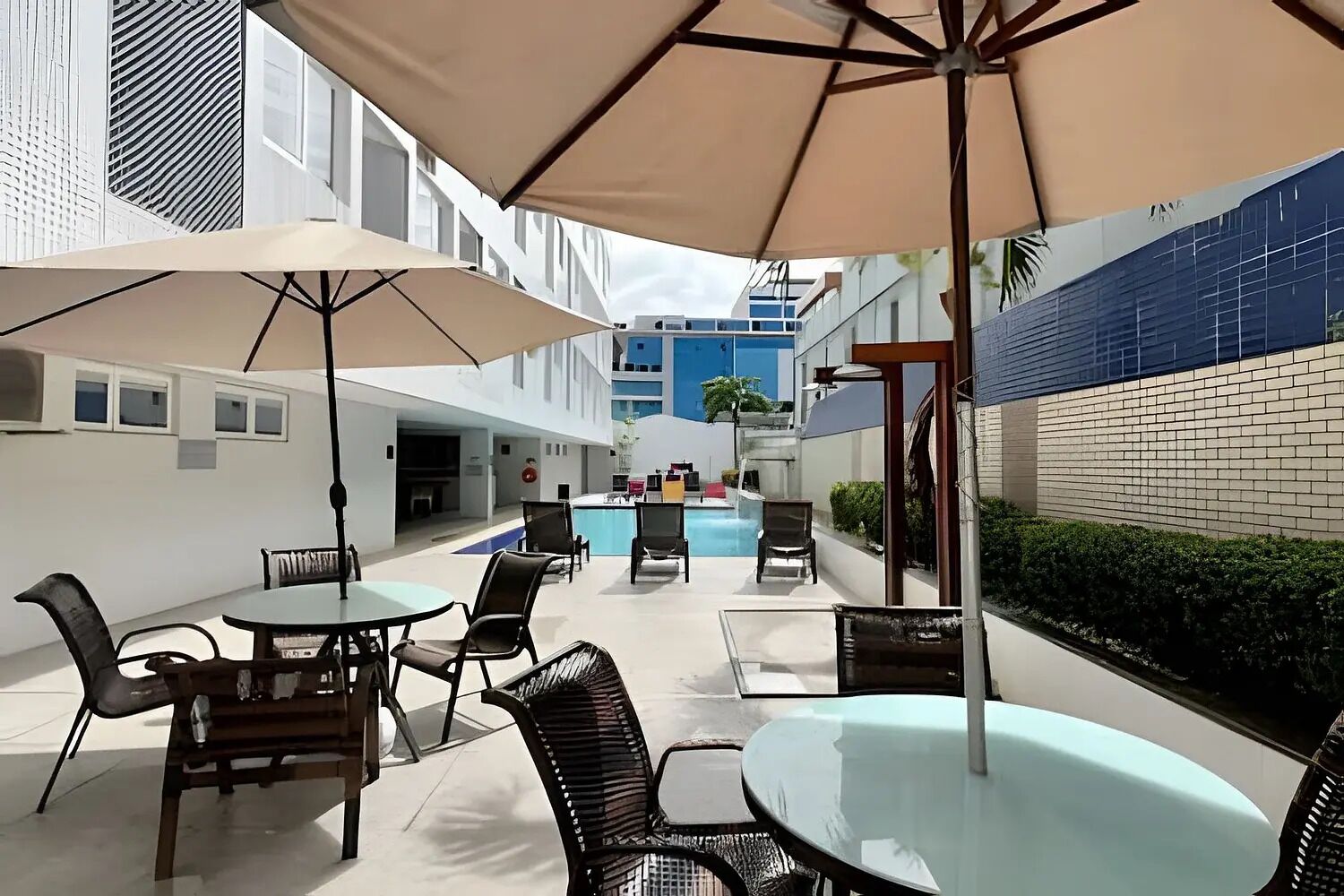 Una piscina al aire libre