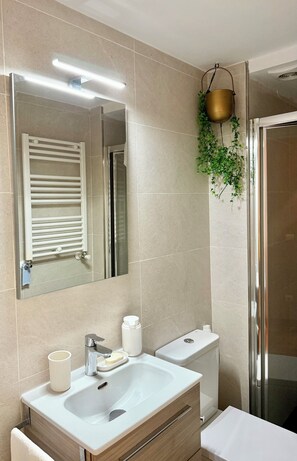 Een douche, een haardroger, handdoeken, zeep