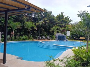 2 piscines extérieures, chaises longues
