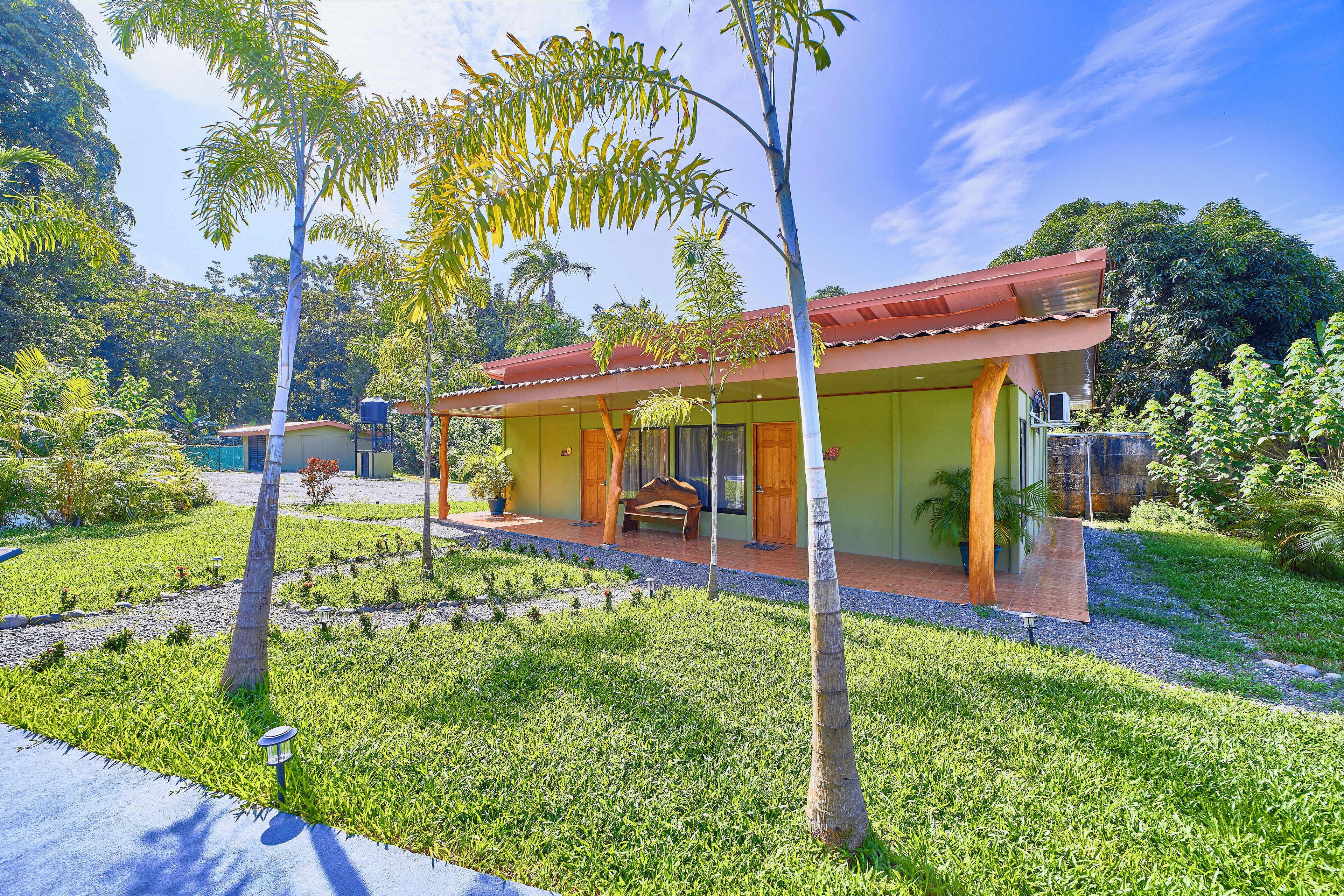 Vila família, varanda, vista para o jardim | Cofres nos quartos, Wi-Fi de cortesia