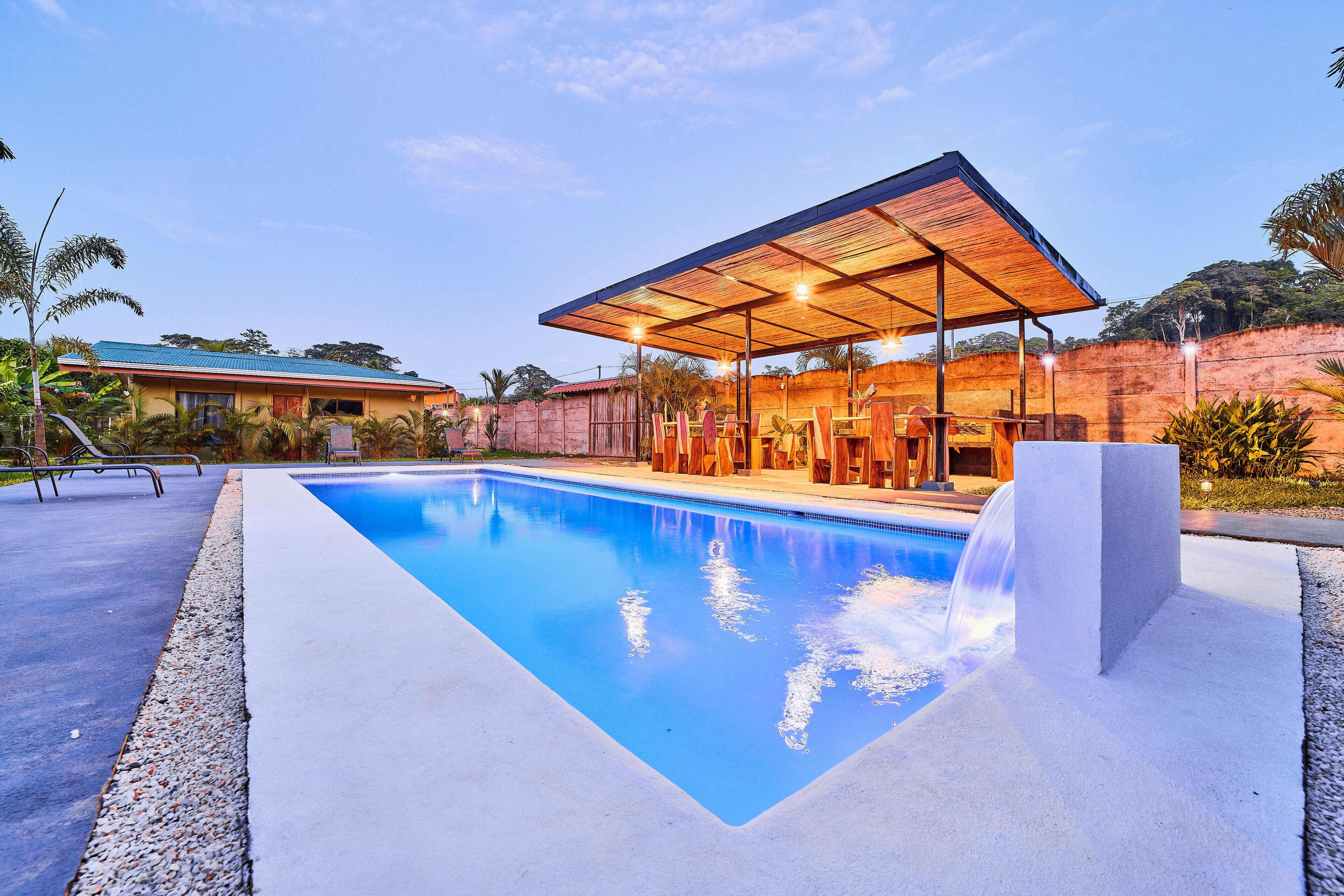 Utendørsbasseng og solsenger