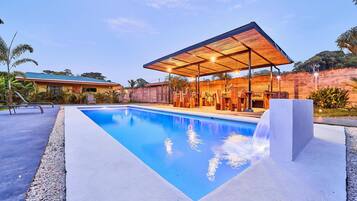 Piscine extérieure, chaises longues