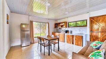 Villa superior, patio, vistas al jardín | Cocina privada