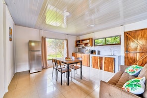 Villa superior, patio, vistas al jardín | Cocina privada