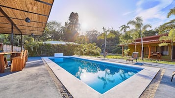 Una piscina al aire libre (de 09:00 a 21:00), tumbonas