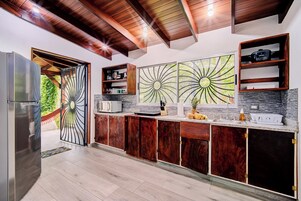 Villa Premium | Cocina privada | Nevera en la zona común, tostadora, arrocera y licuadora