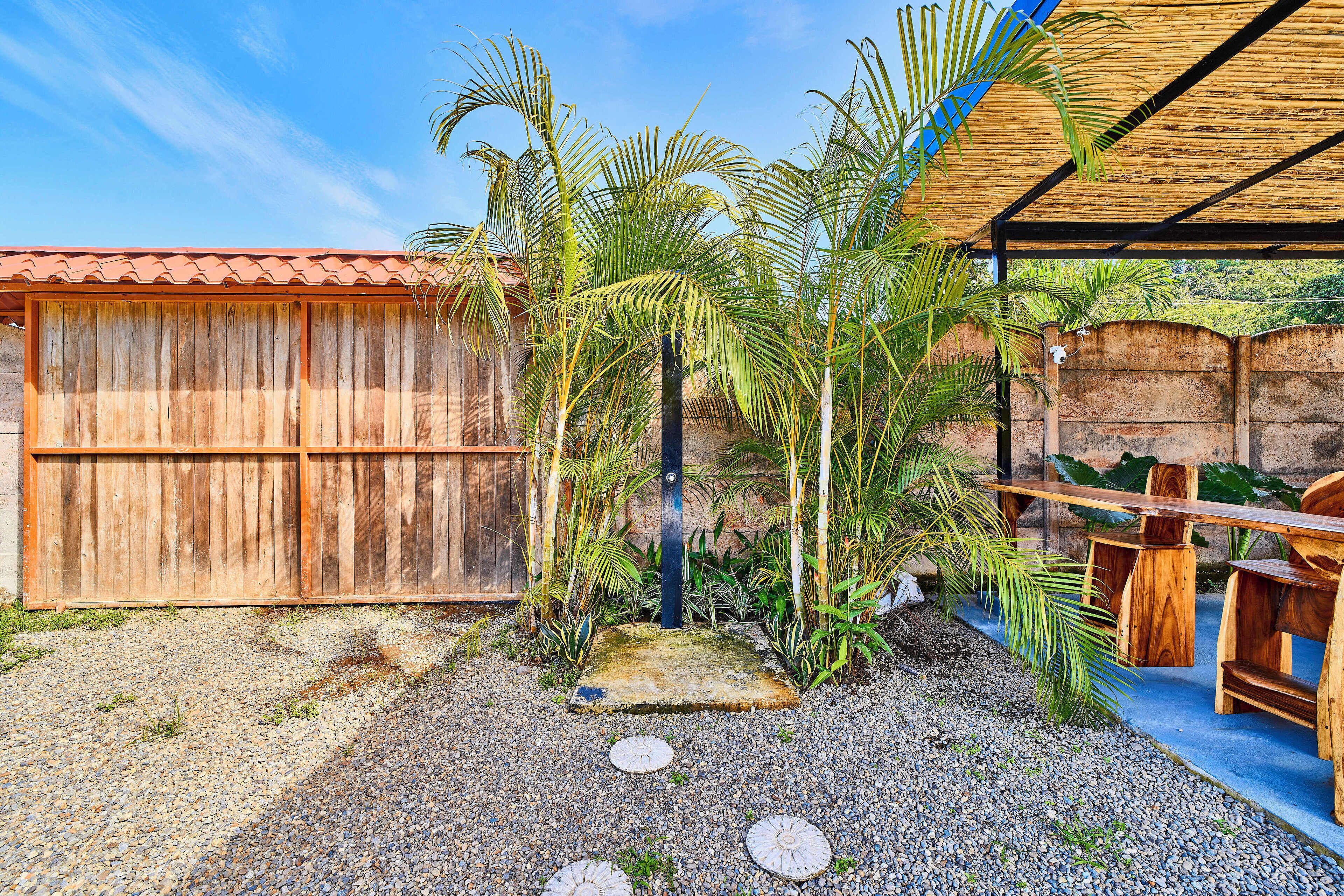 Piscina externa, funciona das 9h às 21h, espreguiçadeiras