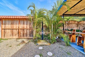 Outdoor pool, open 9:00 AM to 9:00 PM, pool loungers - Villas Ande (Puerto Viejo de Talamanca)