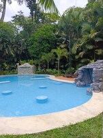 2 piscinas al aire libre, sillones reclinables de piscina