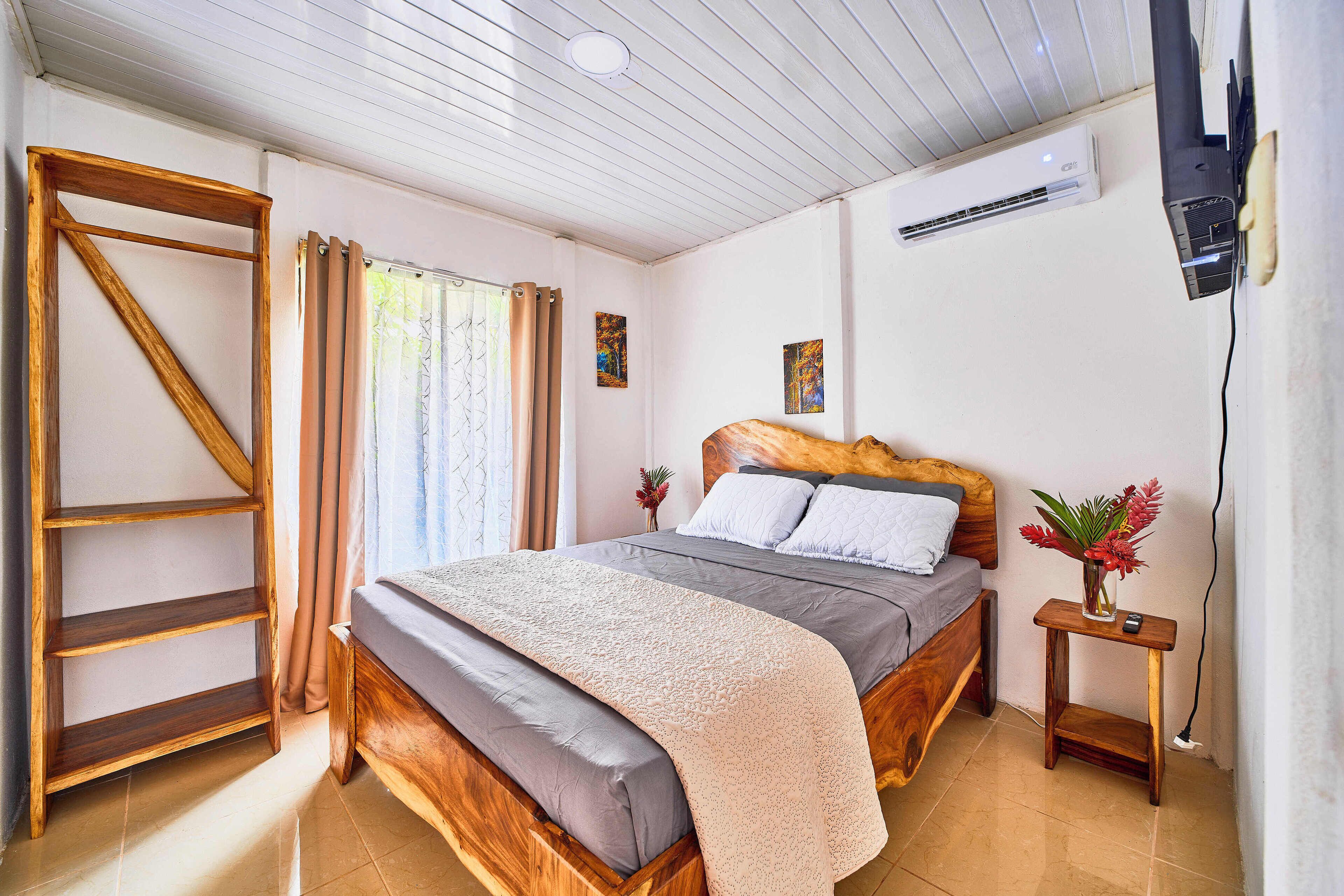 Vila superior, varanda, vista para o jardim | Cofres nos quartos, Wi-Fi de cortesia