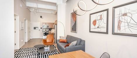 Apartment, Multiple Beds, Kitchen, City View (The 333 Suites 202) | Interior