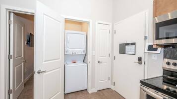 Apartment, Multiple Beds, Kitchen, City View (The 333 Suites 202) | Laundry