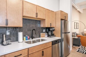 アパートメント ベッド (複数台) キッチン シティビュー (The 333 Suites 202) | 内装