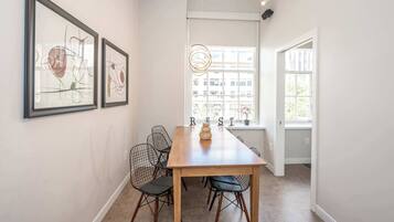 Apartamento, varias camas, cocina, vistas a la ciudad (The 333 Suites 202) | Restauración