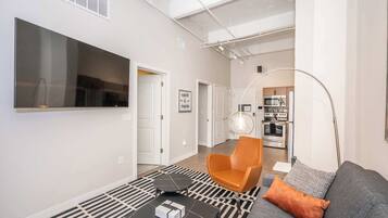 Apartment, Multiple Beds, Kitchen, City View (The 333 Suites 202) | Living area