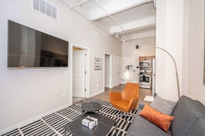 アパートメント ベッド (複数台) キッチン シティビュー (The 333 Suites 202) | リビング エリア