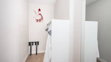 Apartment, Multiple Beds, Kitchen, City View (The 333 Suites 202) | Interior