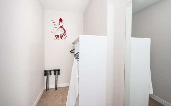 Apartment, Multiple Beds, Kitchen, City View (The 333 Suites 202) | Interior