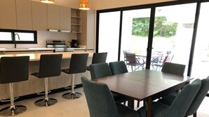 Una cocina moderna con comedor.