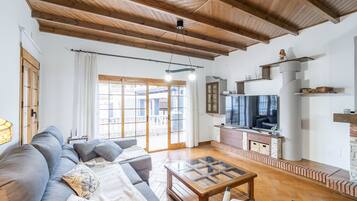 Una televisión, una chimenea