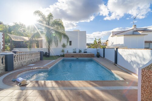 Cubo's Casa El Rodeo & Private Pool / air conditioning / private parking / free Wi-Fi