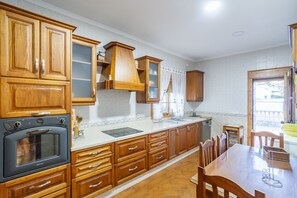 ثلاجة، ميكروويف، فرن، غسالة أطباق