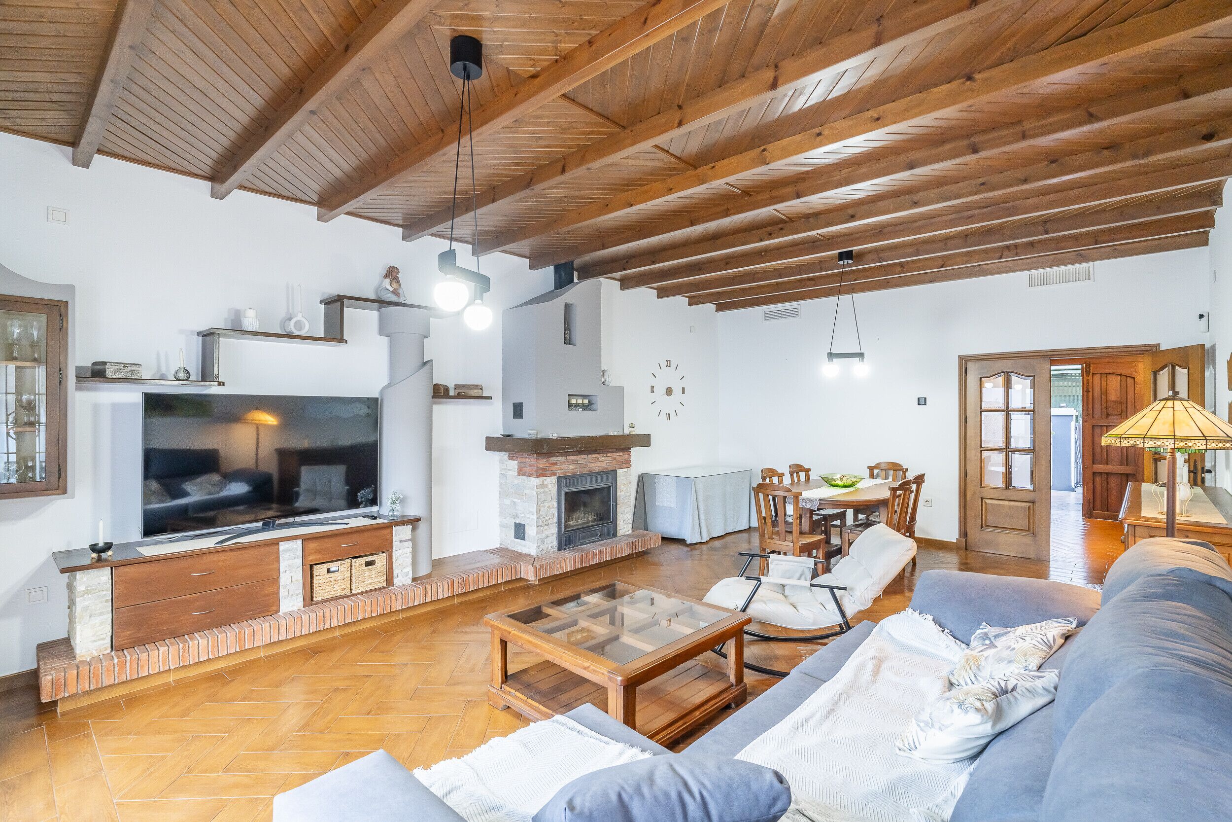 TV, fireplace