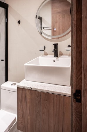 Shower, handuk, dan sabun