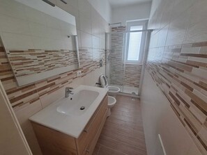 Dusche, Bidet, Handtücher, Seife