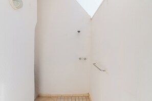 Shower, hair dryer, bidet, towels - Sunset Apartment near Ugento, family-friendly apartment with BBQ (Torre San Giovanni)
