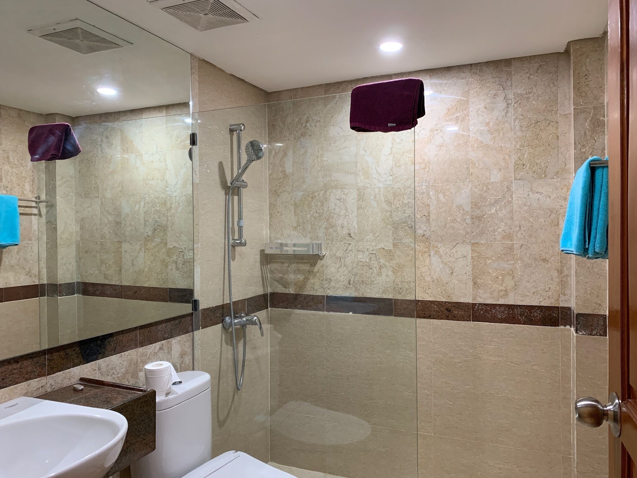 Bidet, serviettes fournies, savon, papier toilette