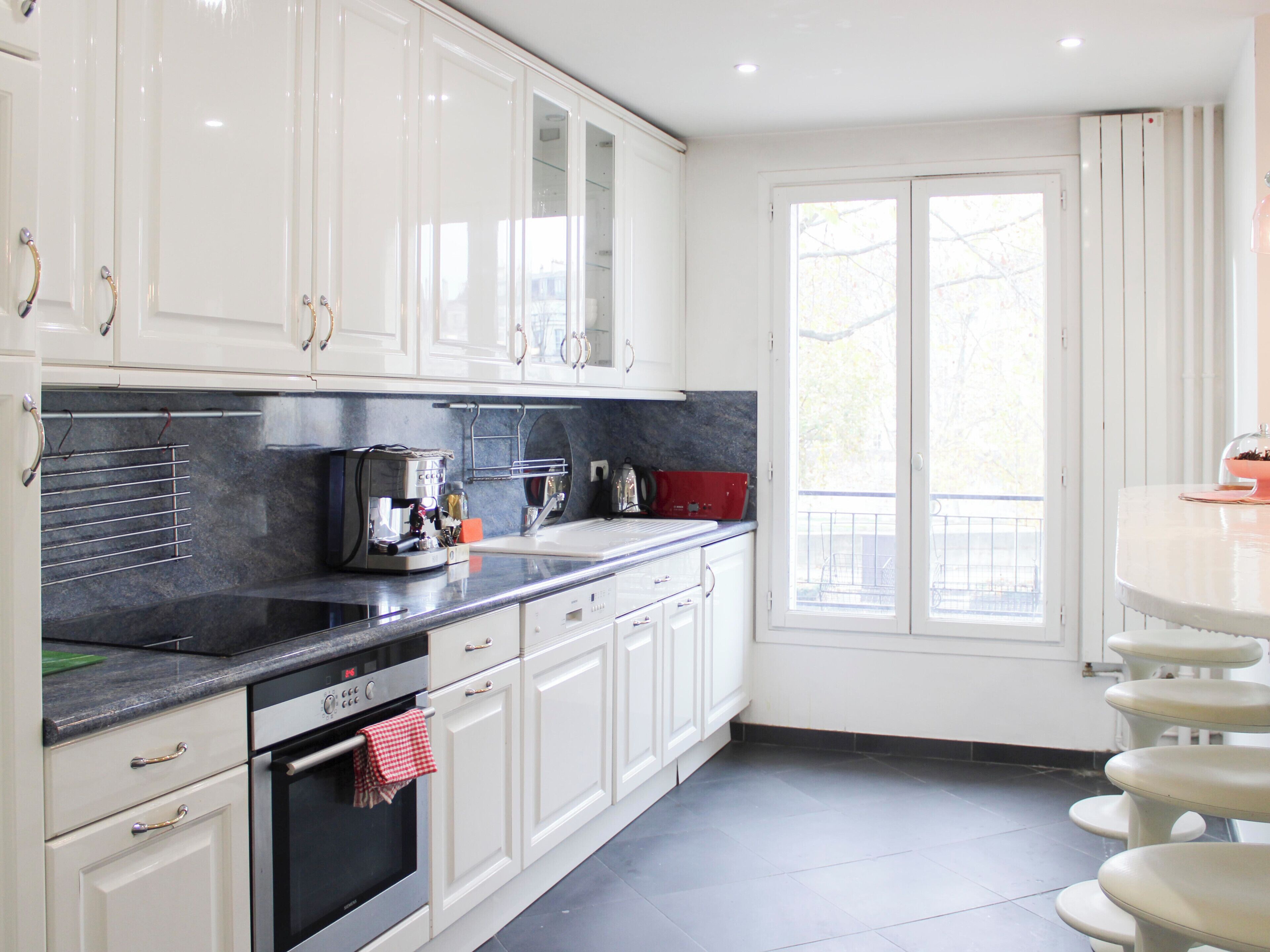 Réfrigérateur, four, lave-vaisselle, cafetière/bouilloire