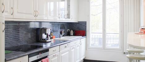 Fridge, oven, dishwasher, coffee/tea maker